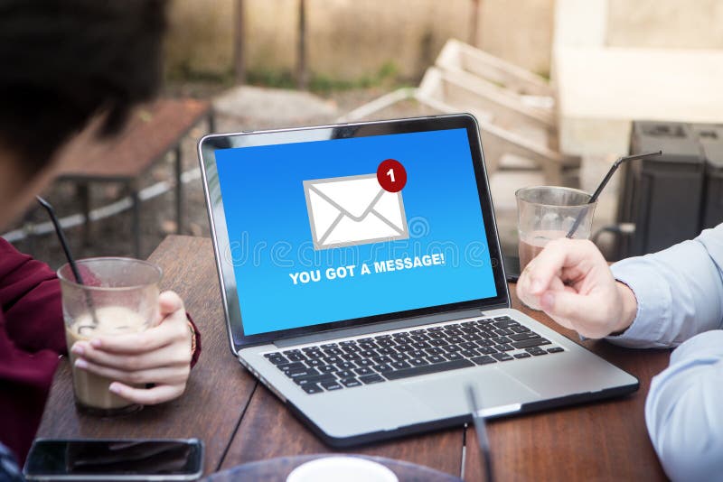 Usted el ` VE consiguió un mensaje del correo en concepto de la pantalla del ordenador portátil imágenes de archivo libres de regalías
