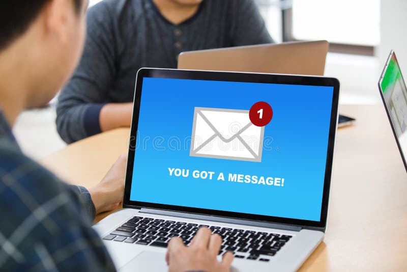 Usted el ` VE consiguió un mensaje del correo en concepto de la pantalla del ordenador portátil imagenes de archivo