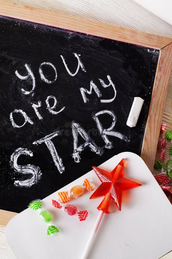 Usted es mi estrella, yo ama, escrito la pizarra con tiza, caramelo, caramelo, vara, día de tarjetas del día de San Valentín, tar fotos de archivo libres de regalías Usted es mi estrella, yo ama, escrito la pizarra con tiza, caramelo, caramelo, vara, día de tarjetas del día de San Valentín, tar fotos de archivo libres de regalías