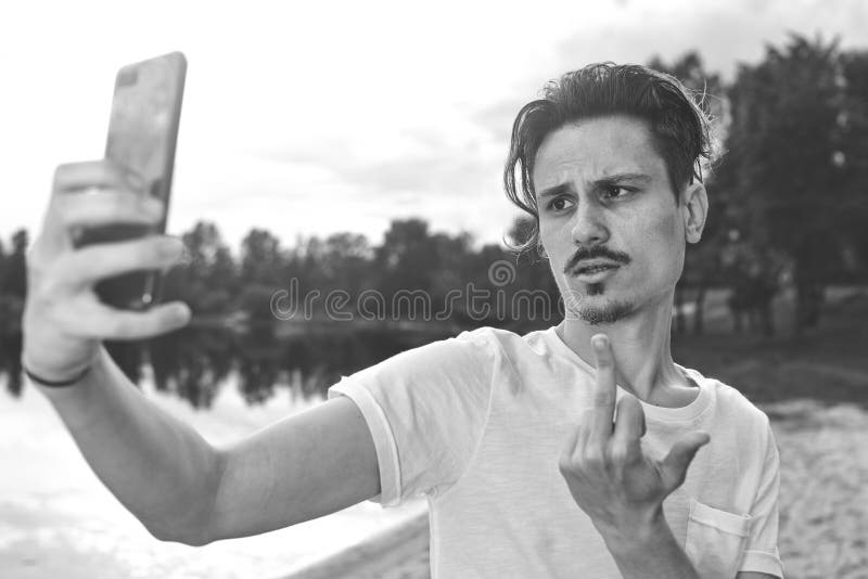 Usted tendrá el hombre de los problemas El retrato de agresivo confuso enojado en individuo del mal humor irritablemente habla en fotos de archivo libres de regalías Usted tendrá el hombre de los problemas El retrato de agresivo confuso enojado en individuo del mal humor irritablemente habla en fotos de archivo libres de regalías