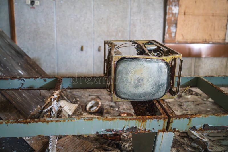 Uszkodzony monitor w centrum kontroli radaru duga chernobyl, strefa wykluczenia ukraina zdjęcie royalty free