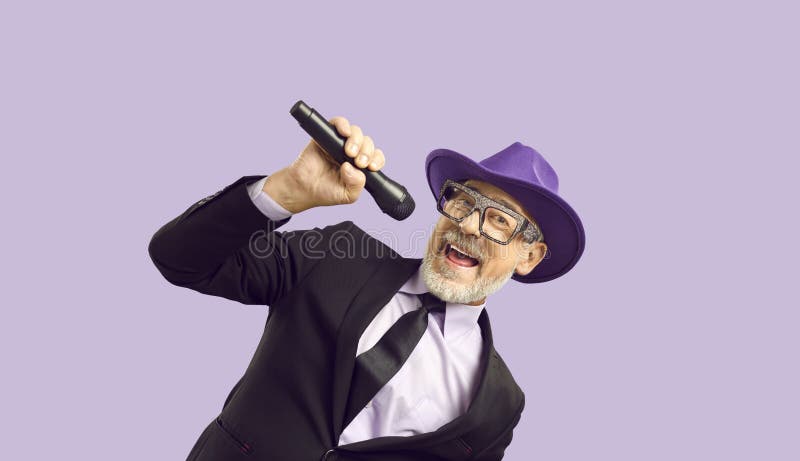 Utalentowany, kaukaski starszy mężczyzna, showman mc śpiewa w odosobnieniu na purpurowym tle obraz royalty free