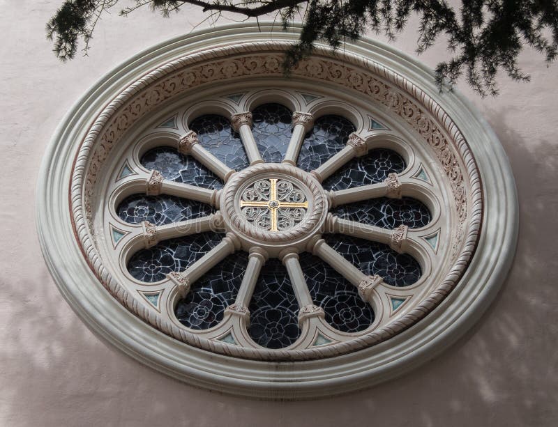 Utarbetat katolsk kyrkafönster royaltyfri fotografi Utarbetat katolsk kyrkafönster royaltyfri fotografi