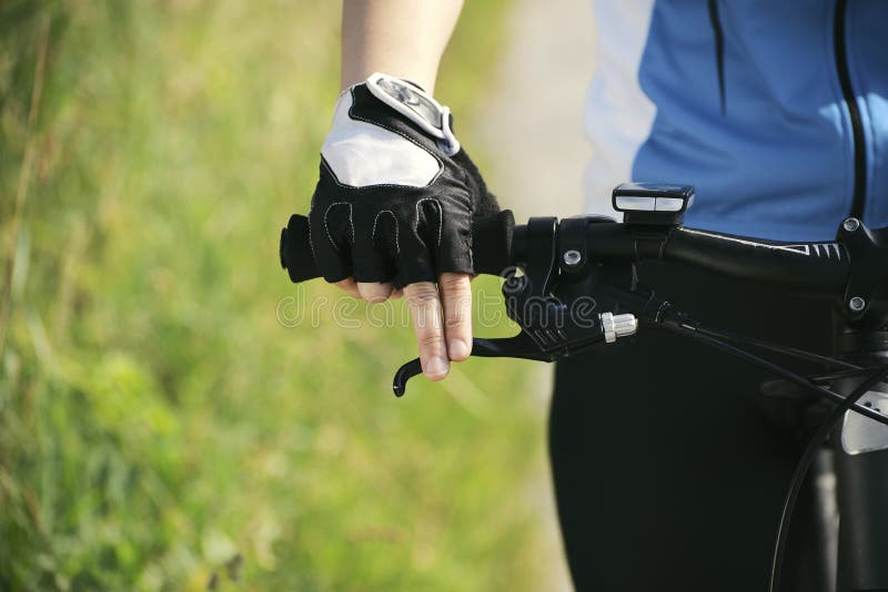 Utbildning för ung kvinna på mountainbiket och att cykla in parkerar royaltyfri bild Utbildning för ung kvinna på mountainbiket och att cykla in parkerar royaltyfri bild