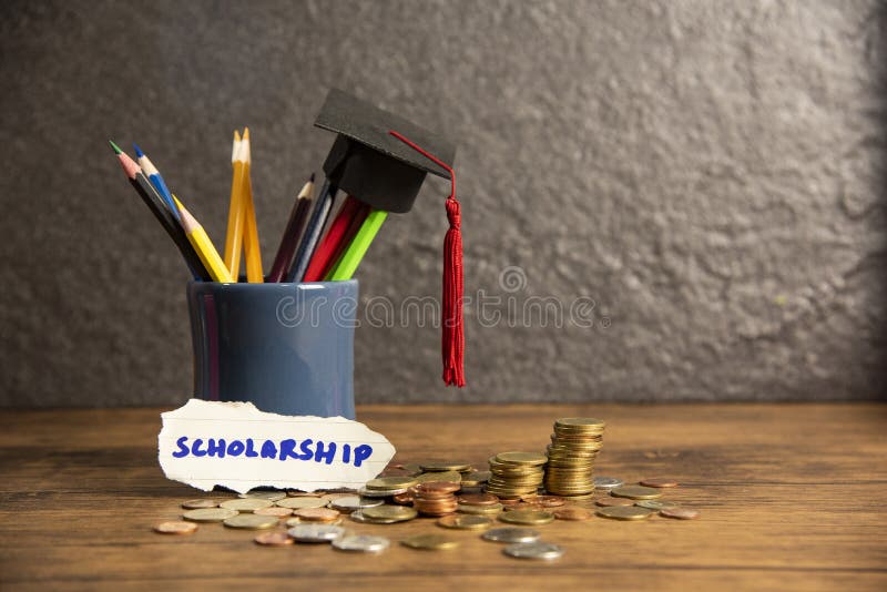 Utbildning och baksida till skolabegreppet med avläggande av examenlocket på blyertspennor färgar i ett blyertspennafall på mörka royaltyfria foton Utbildning och baksida till skolabegreppet med avläggande av examenlocket på blyertspennor färgar i ett blyertspennafall på mörka royaltyfria foton