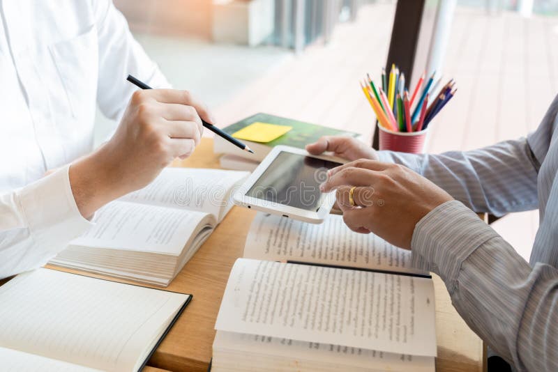 Utbildning och skolabegreppet, studentuniversitetsomr?de hj?lper institutionv?nnen som f?ngar upp l?sning och examen och l?r hand arkivbilder Utbildning och skolabegreppet, studentuniversitetsomr?de hj?lper institutionv?nnen som f?ngar upp l?sning och examen och l?r hand arkivbilder
