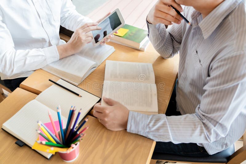 Utbildning och skolabegreppet, studentuniversitetsomr?de hj?lper institutionv?nnen som f?ngar upp l?sning och examen och l?r hand arkivbild Utbildning och skolabegreppet, studentuniversitetsomr?de hj?lper institutionv?nnen som f?ngar upp l?sning och examen och l?r hand arkivbild
