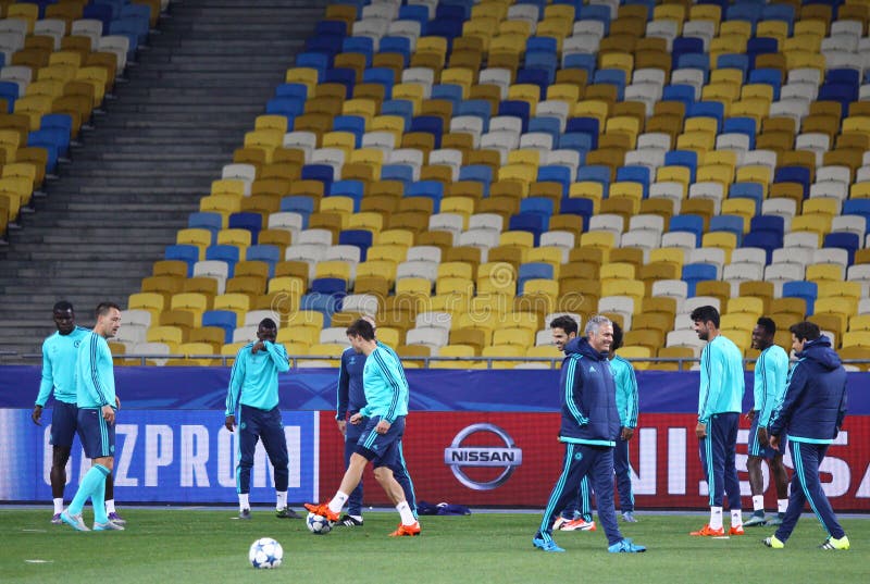 Utbildningsperiod för FC Chelsea på stadion för NSC Olimpiyskyi royaltyfri bild Utbildningsperiod för FC Chelsea på stadion för NSC Olimpiyskyi royaltyfri bild