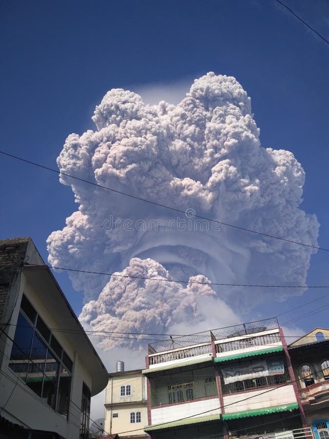 Utbrott av den Sinabung monteringen royaltyfria foton Utbrott av den Sinabung monteringen royaltyfria foton