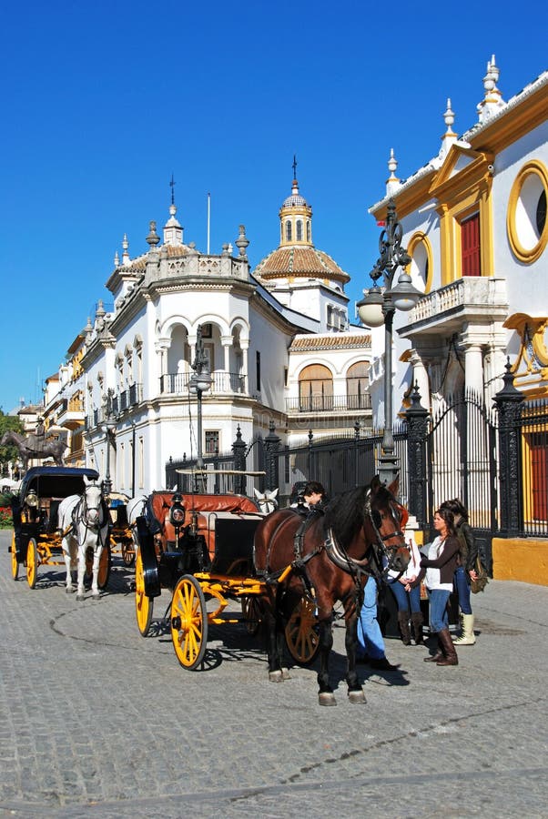 Utdragna vagnar för häst vid tjurfäktningsarenan, Seville, Spanien royaltyfri fotografi Utdragna vagnar för häst vid tjurfäktningsarenan, Seville, Spanien royaltyfri fotografi