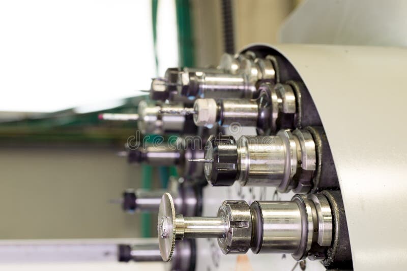 Utensile per il taglio industriale di CNC sul carosello automatizzato del commutatore del tornio fotografia stock Utensile per il taglio industriale di CNC sul carosello automatizzato del commutatore del tornio fotografia stock
