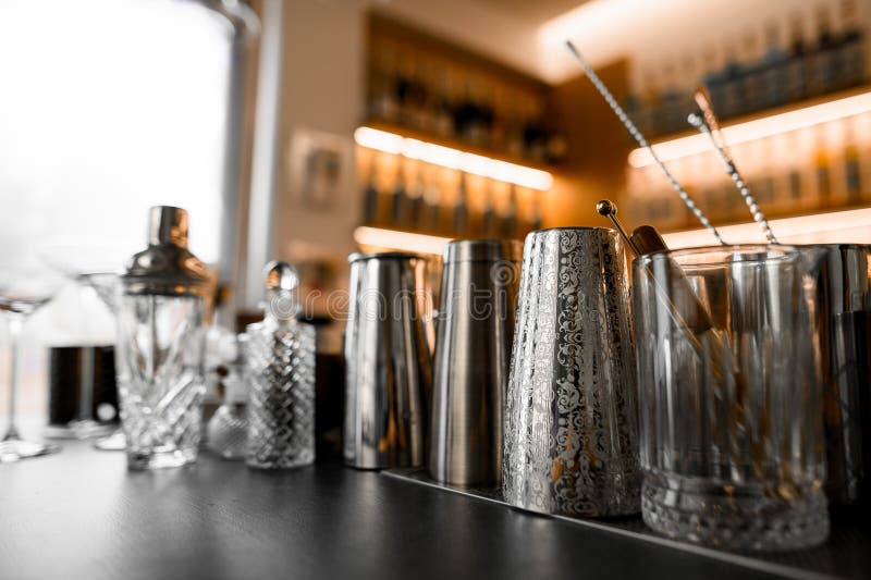 Utensili da barista per uso professionale, alesatori metallici, bicchieri di diverse forme e dimensioni, cucchiai a lunga barra, s immagine stock