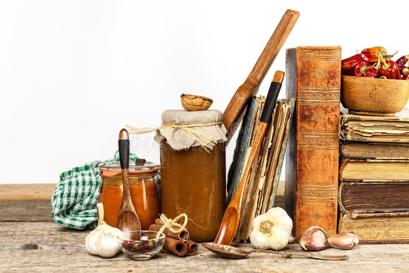 Utensili della cucina su una tavola di legno Priorità bassa bianca donna di vettore della preparazione della cucina dell'illustra fotografia stock Utensili della cucina su una tavola di legno Priorità bassa bianca donna di vettore della preparazione della cucina dell'illustra fotografia stock