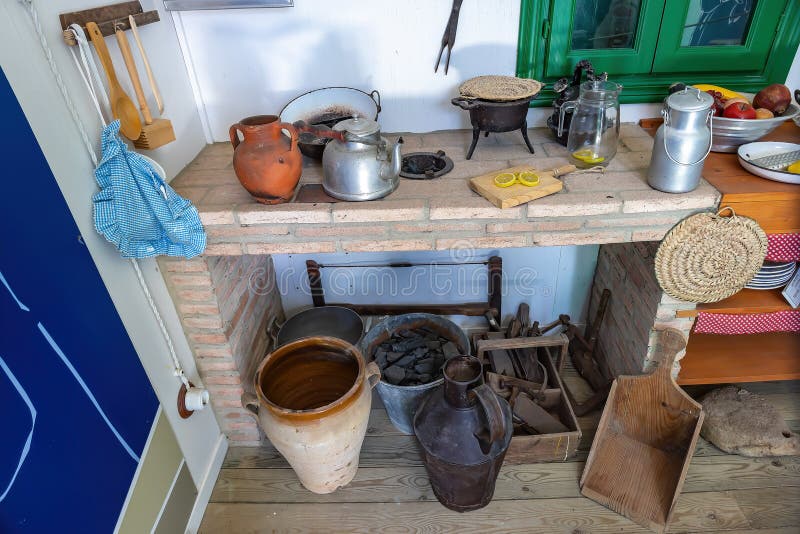 Utensilios De Cocina Antiguos En Una Cocina Antigua De Una Casa De