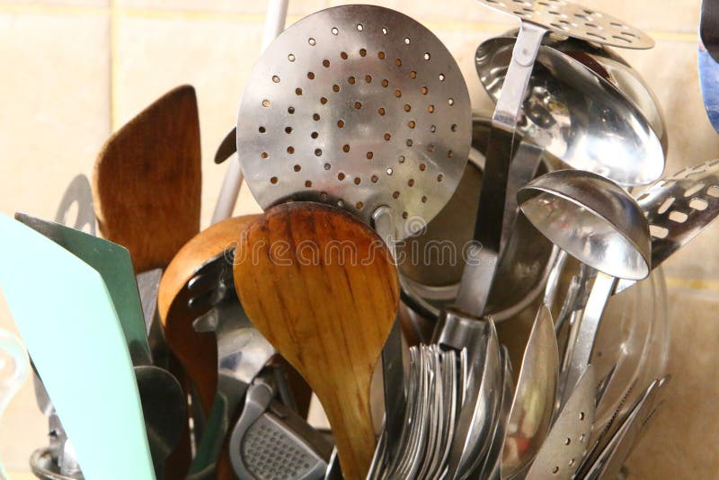 Utensilios De Cocina De Plástico En La Tienda De Artículos Para El Hogar  Fotos, retratos, imágenes y fotografía de archivo libres de derecho. Image  155194513