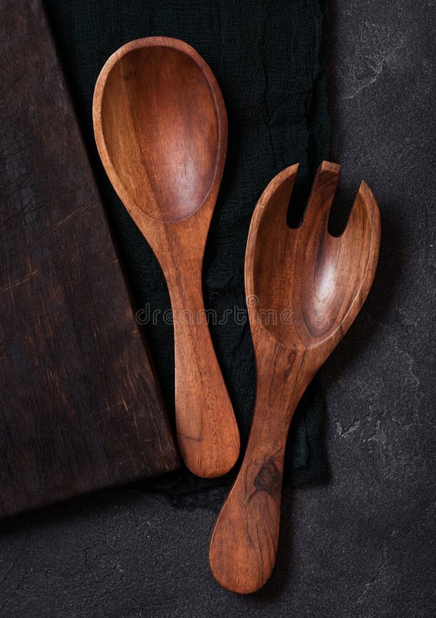 Utensilios de madera de la cocina del vintage sobre el paño negro en el fondo de piedra de la tabla Visión superior fotografía de archivo libre de regalías Utensilios de madera de la cocina del vintage sobre el paño negro en el fondo de piedra de la tabla Visión superior fotografía de archivo libre de regalías