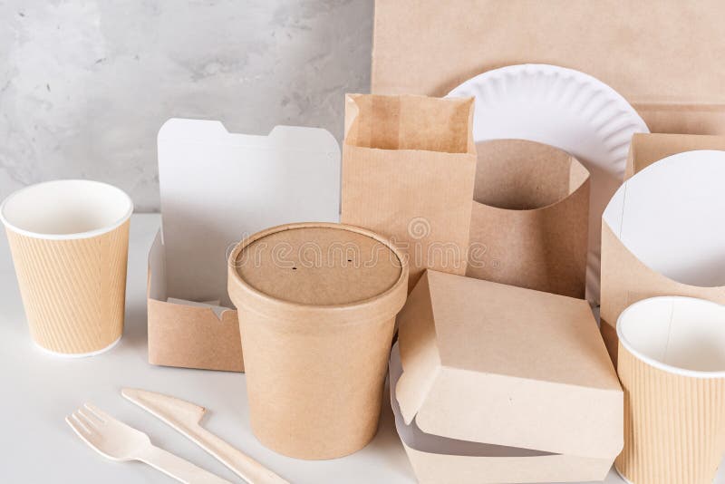 Utensilios disponibles respetuosos del medio ambiente hechos de la madera y del papel de bamb? en el fondo de m?rmol blanco imágenes de archivo libres de regalías Utensilios disponibles respetuosos del medio ambiente hechos de la madera y del papel de bamb? en el fondo de m?rmol blanco imágenes de archivo libres de regalías