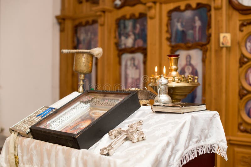Utensilios religiosos - biblia, cruz, libro de oración Detalles en iglesia cristiana ortodoxa imagen de archivo libre de regalías Utensilios religiosos - biblia, cruz, libro de oración Detalles en iglesia cristiana ortodoxa imagen de archivo libre de regalías