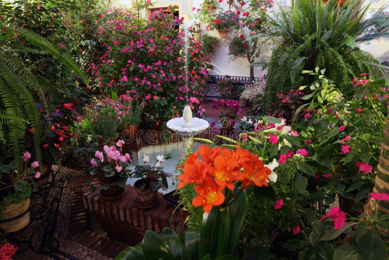 Uteplats i Cordoba, Spanien royaltyfri foto Uteplats i Cordoba, Spanien royaltyfri foto