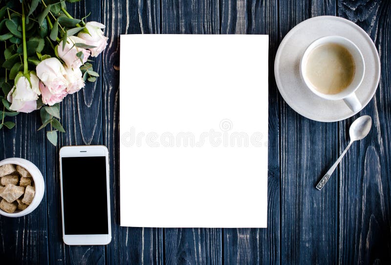 Utformad bakgrund med kaffe, smartphote, rosor och tidskriften Co