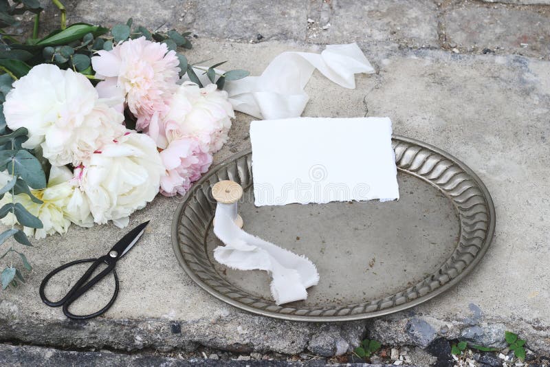 Utformat materielfoto Kvinnlig bröllopstillebensammansättning med tappningsilvermagasinet, gammal sax och siden- band royaltyfri foto