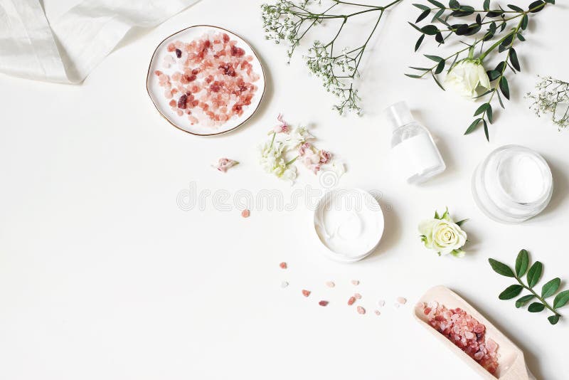 Utformat skönhethörn, rengöringsdukbaner Hudkräm, tonicumflaskan, torra blommor, sidor, rosen och Himalayan saltar Vit tabell royaltyfri fotografi Utformat skönhethörn, rengöringsdukbaner Hudkräm, tonicumflaskan, torra blommor, sidor, rosen och Himalayan saltar Vit tabell royaltyfri fotografi