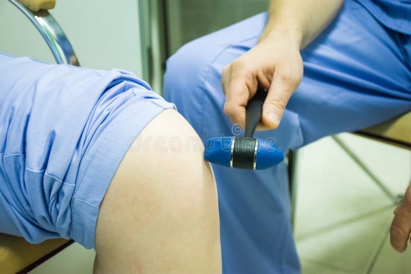 Utföra en neurological examen i doktorskontor Doktorn för neurologiundersökning av knäreflexet av den tålmodiga användande neurol royaltyfri foto Utföra en neurological examen i doktorskontor Doktorn för neurologiundersökning av knäreflexet av den tålmodiga användande neurol royaltyfri foto