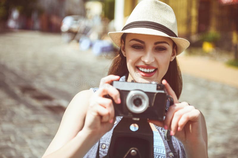Utgående kvinna som gör bilder vid kameran fotografering för bildbyråer