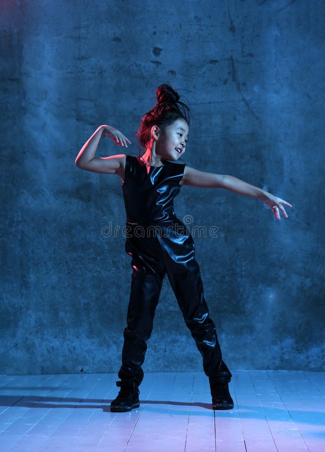 Utgör den asiatiska modellflickan för högt mode i blåa för färgrikt ljust neon färgrika uv och purpurfärgade ljus arkivbilder Utgör den asiatiska modellflickan för högt mode i blåa för färgrikt ljust neon färgrika uv och purpurfärgade ljus arkivbilder