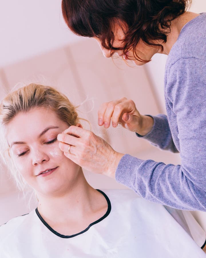 Utgör konstnären applicerar fundamentet för att modellera framsidan fotografering för bildbyråer Utgör konstnären applicerar fundamentet för att modellera framsidan fotografering för bildbyråer