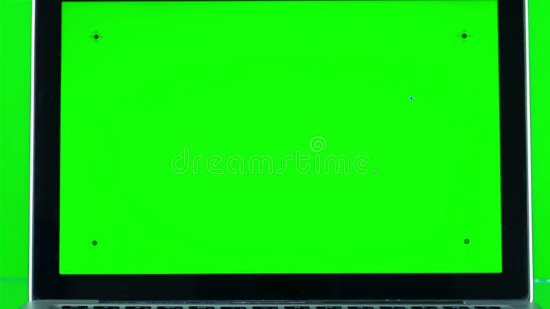 Utilisant l'ordinateur portable avec l'écran vert clips vidéos
