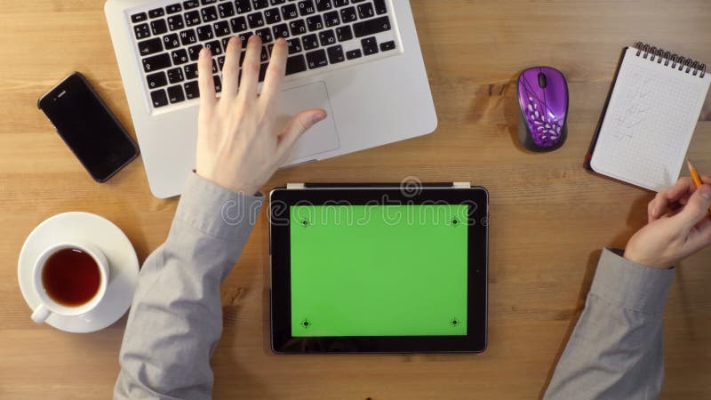 Utilisant l'ordinateur portable et la tablette avec un écran vert banque de vidéos