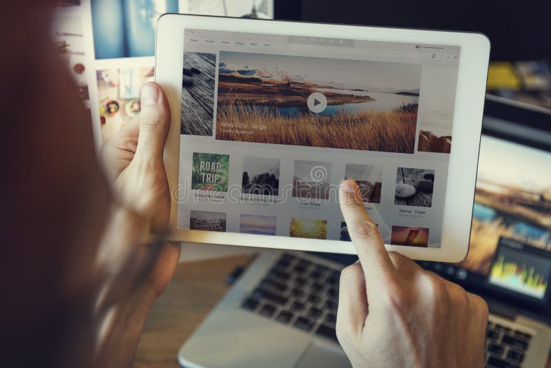 Utilisant la Tablette recherchant le concept de site Web de voyage de lecture rapide photographie stock