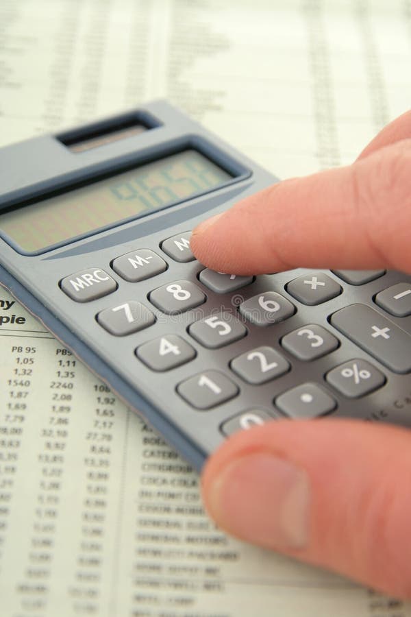 Utilisant une calculatrice photographie stock Utilisant une calculatrice photographie stock