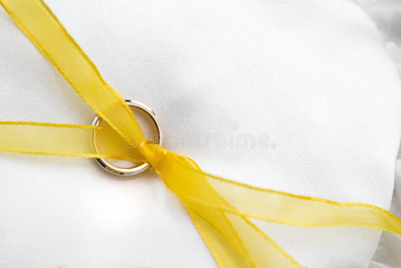 Utilisation d'anneau d'or pour des mariages photographie stock libre de droits Utilisation d'anneau d'or pour des mariages photographie stock libre de droits