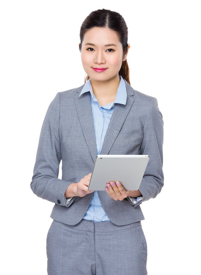 Utilisation de femme d'affaires du PC de comprimé photographie stock libre de droits Utilisation de femme d'affaires du PC de comprimé photographie stock libre de droits