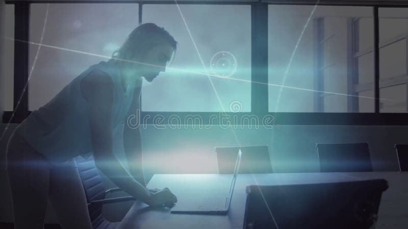 Utilisation de l'ordinateur portable dans l'entreprise de bureau travaillant avec l'animation de réseau de données banque de vidéos