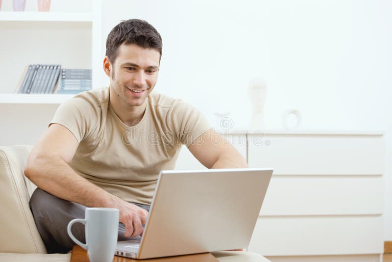 utilisation heureuse d'homme d'ordinateur photos libres de droits utilisation heureuse d'homme d'ordinateur photos libres de droits