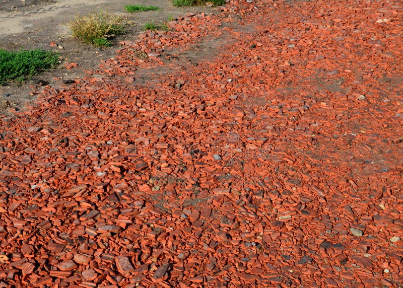 Utilizarea materialelor reciclate pentru construcții pe șantiere este o soluție ecologică pentru înlocuirea extracției de minerale royalty free stock photography