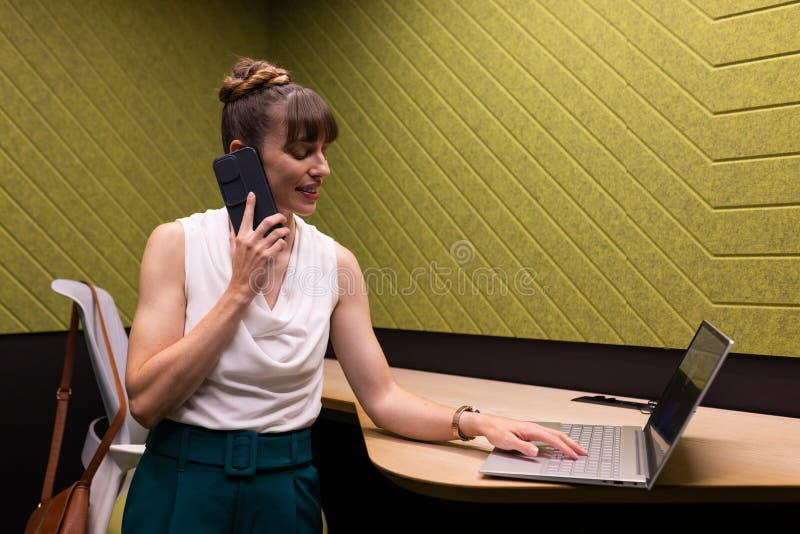 Utilizarea multitasking de către o femeie de afaceri inteligentă și notebook în spațiul de lucru modern pentru birouri stock images