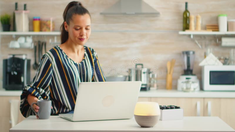 Utilizzazione con diffusore di oli essenziali