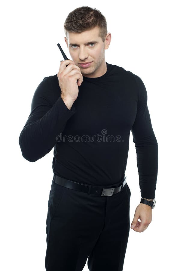 Utkastaregrabb som meddelar med hans walkie-talkie royaltyfria foton Utkastaregrabb som meddelar med hans walkie-talkie royaltyfria foton