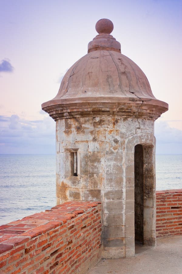 Utkik står hög på slottforten för El Morro i gammala San Juan royaltyfria foton Utkik står hög på slottforten för El Morro i gammala San Juan royaltyfria foton