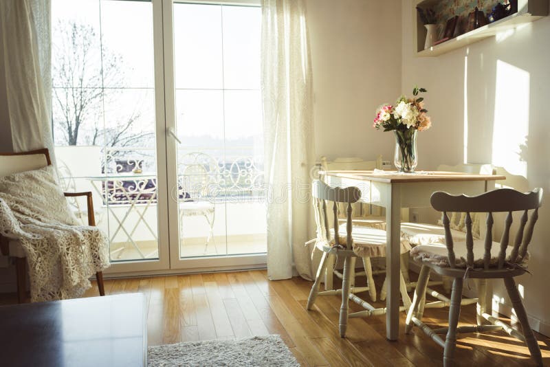 Utmärkt dekorerat bo lunchrum Äta middag tabell och några stolar royaltyfria foton Utmärkt dekorerat bo lunchrum Äta middag tabell och några stolar royaltyfria foton