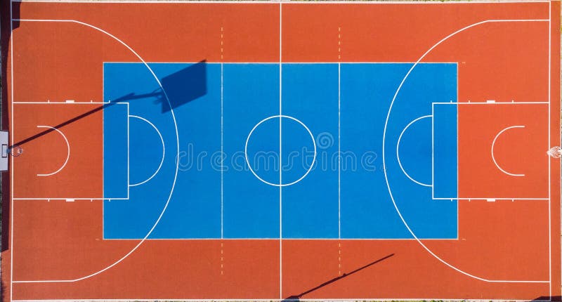 Utomhus- domstol för färgrik basket, flyg- sikt royaltyfria bilder Utomhus- domstol för färgrik basket, flyg- sikt royaltyfria bilder
