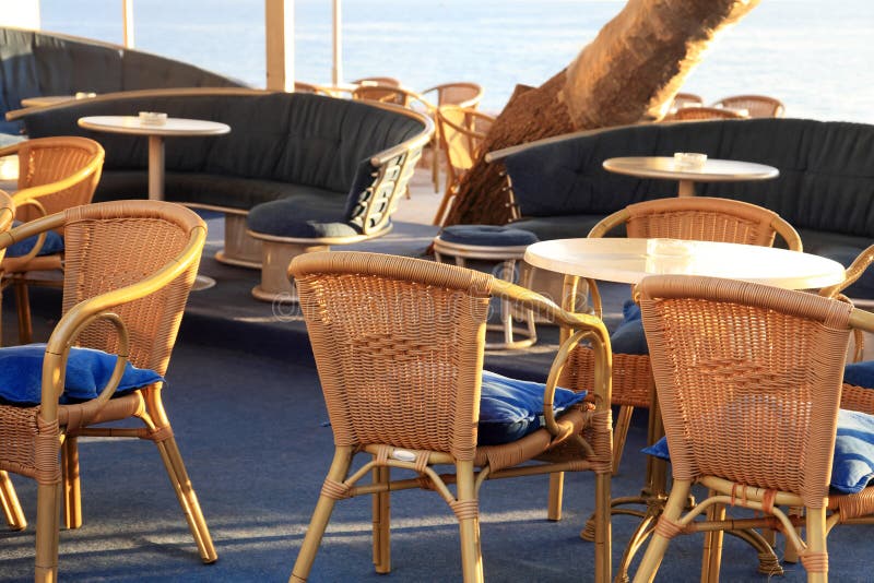 Utomhus- kafé med vide- stolar royaltyfria foton Utomhus- kafé med vide- stolar royaltyfria foton