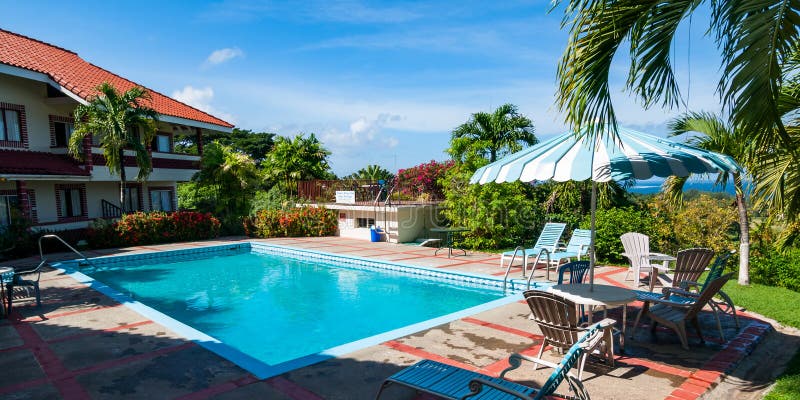 Utomhus- pöl på en semesterort i Tobago i det karibiskt royaltyfri fotografi
