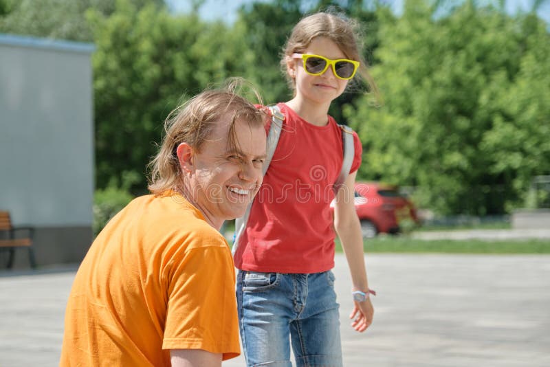 Utomhus- sommarstående av fadern och dottern, lycklig le farsa med barnet arkivfoto Utomhus- sommarstående av fadern och dottern, lycklig le farsa med barnet arkivfoto