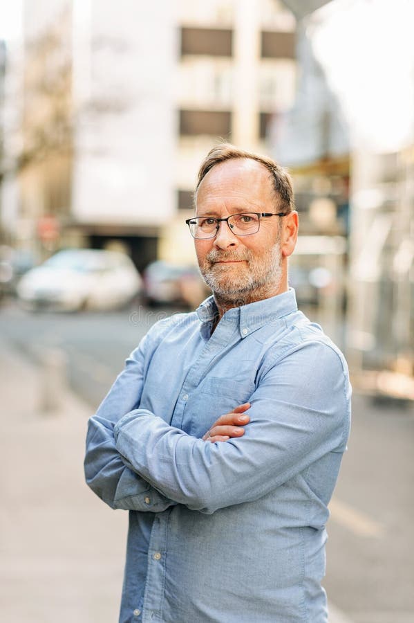 Utomhus- st?ende av ?rig man 50 fotografering för bildbyråer Utomhus- st?ende av ?rig man 50 fotografering för bildbyråer
