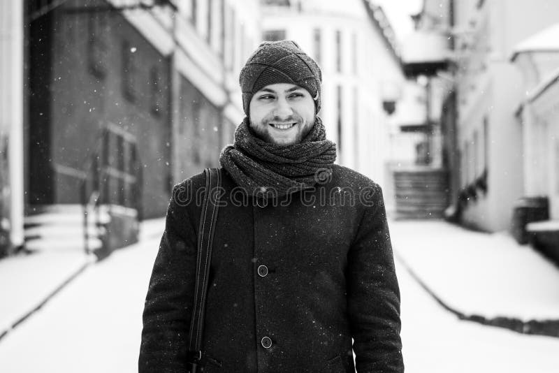 Utomhus- stående av den stiliga mannen i grå färglag bedsheetmode lägger förföriskt vitt kvinnabarn för foto Stil för skönhetvint royaltyfri bild Utomhus- stående av den stiliga mannen i grå färglag bedsheetmode lägger förföriskt vitt kvinnabarn för foto Stil för skönhetvint royaltyfri bild